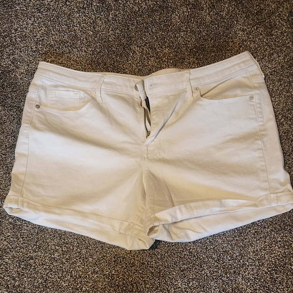 White Mossimo denim shorts, High Rise midi, Size 16/33, Power Stretch, 4" Inseam